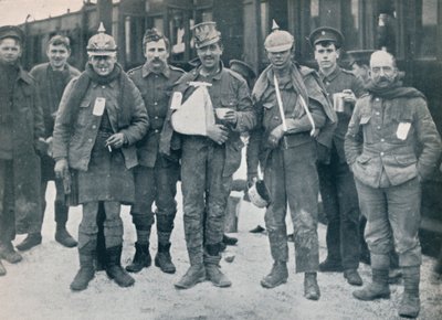 Alguns alegres feridos dos combates de Neuve Chapelle, usando capacetes alemães capturados, 1915 de Unbekannt