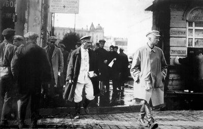 O líder soviético Joseph Stalin escoltado por agentes secretos da GRU, no final da década de 1920 de Unbekannt