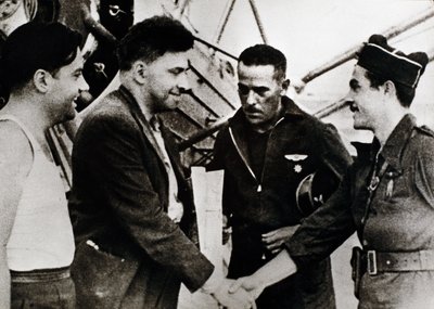 Guerra Civil Espanhola (1936-1939): Ilia Grigorievich Ehrenburg (1891-1967), escritora russa, na sua chegada ao aeroporto de Barcelona (Espanha) (segundo a partir da esquerda), como correspondente soviético da Guerra Civil de Unbekannt