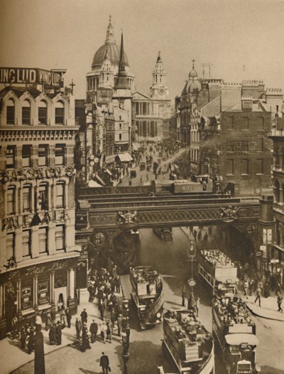 Pináculo de St. Martins Ludgate mostrado em silhueta contra o volume de St. Pauls, c1935. de Unbekannt