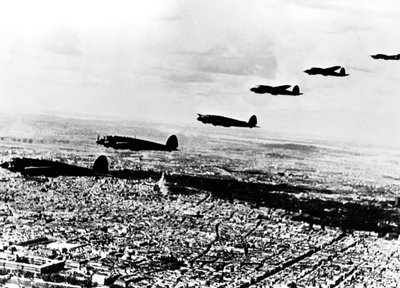 Esquadrão da Alemanha Heinkel He 111 bombardeiros sobrevoando Paris ocupada, julho de 1940 de Unbekannt