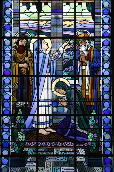 Vidro manchado na igreja católica de Notre Dame du Rosaire: a Visitação, Saint-Ouen, França de Unbekannt