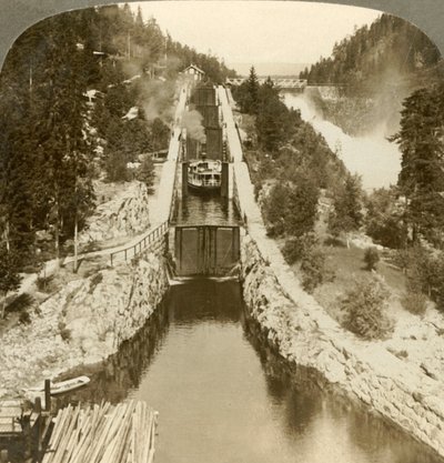 Barco a vapor que escala uma colina ao lado da cachoeira de Vrang, pelos fechamentos em Bandak-Nordsjo, Noruega, c1905. de Unbekannt