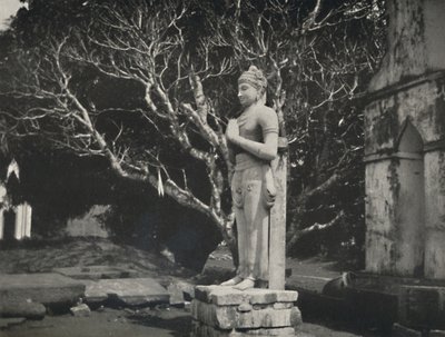 Figura de pedra perto do Ruwanwali-Dagoba, Anuradhapura, 1926 de Unbekannt