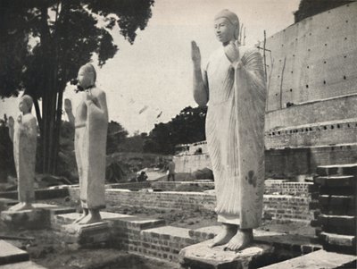 Estátuas de pedra em frente ao Ruwanwali-Dagoba em restauração, Anuradhapura, 1926 de Unbekannt