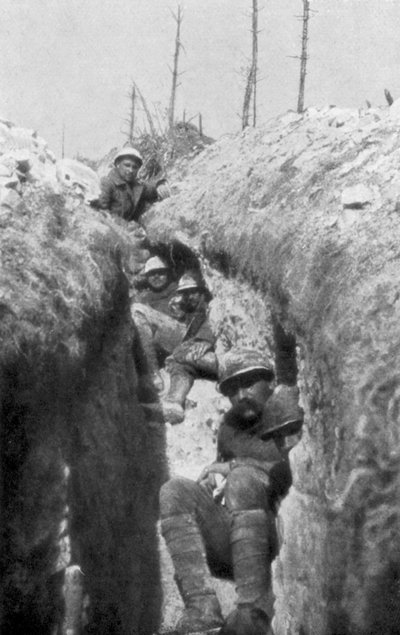 Porta-macas em uma trincheira, ao sul de Cornillet, Primeira Guerra Mundial, 20 de maio de 1917 de Unbekannt