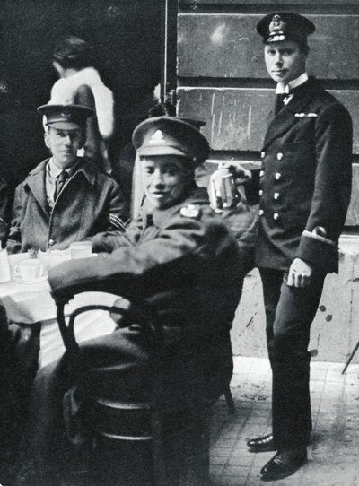 Subtenente Príncipe Albert servindo chá a soldados feridos no Palácio de Buckingham, 1916 de Unbekannt
