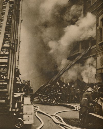 Subjugando uma Conflagração em uma Rua Estreita da Cidade, c1935. de Unbekannt