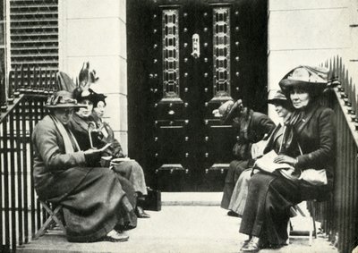 Sufragistas esperando na porta da casa de Sir Edward Carsons London, em 6 de abril de 1914, 1947. de Unbekannt
