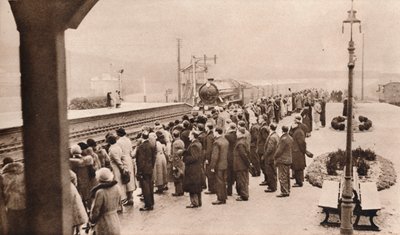 Interesse simpático no Royal Funeral Train na Estação Welwyn, 1936 de Unbekannt