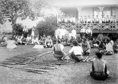 Tamasese distribuindo armas, Apia, Samoa, 1899 de Unbekannt