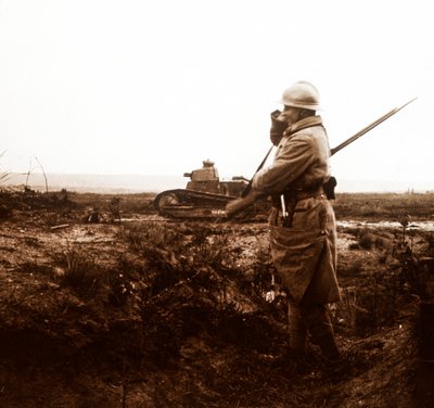 Tanque e soldado no campo de batalha, c1914-c1918 de Unbekannt