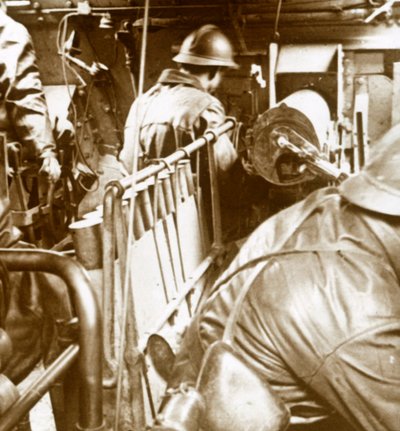 Interior do tanque, c1914-c1918 de Unbekannt