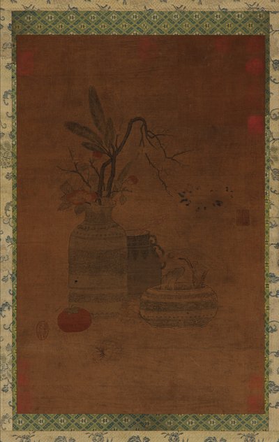 Tapeçaria: uma tigela, dois jarros, flores e frutas, possivelmente dinastia Ming, 1368-1644. de Unbekannt