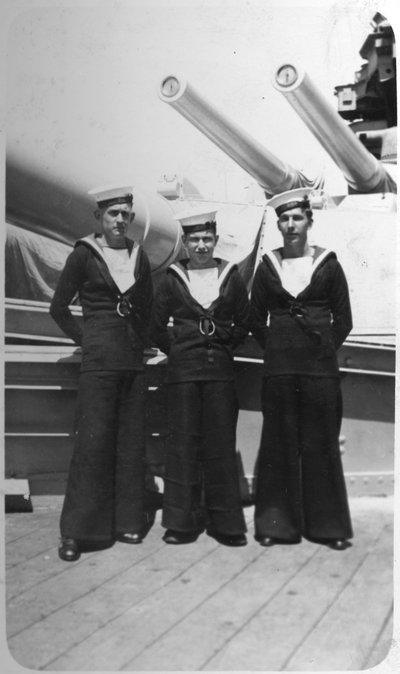 Ted e amigos, três marinheiros da Marinha Real a bordo de um navio de guerra, c1920s-c1930s de Unbekannt