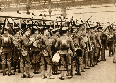 Territórios do Acampamento de Verão - Terriers arrastando em Waterloo, 1914-1918, 1933. de Unbekannt