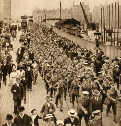 Territórios do Acampamento de Verão - Terriers marchando fácil sobre Westminster Bridge, 1914-1918, 1933. de Unbekannt