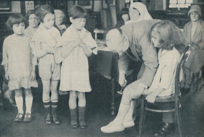 Testando o reflexo da patela para indicação de doença nervosa, c1935 de Unbekannt