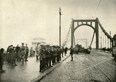 Os 18os Hussardos que Guardam uma Ponte no Reno em Colônia, 1919. de Unbekannt
