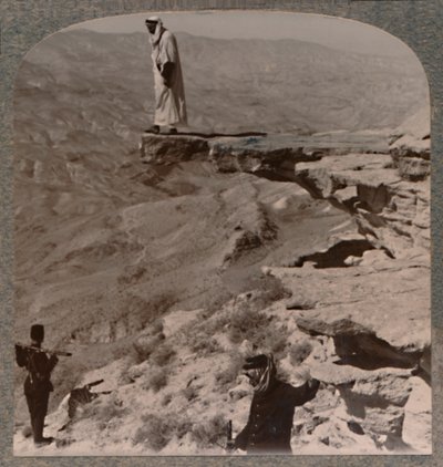 O Arno. Dragoman em pé na rocha, c1900 de Unbekannt