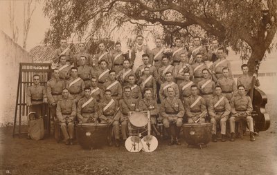 A Faixa de Batalhão do Primeiro Batalhão, The Queens possui o Royal West Kent Regiment. Poona, Índia, 1 de Unbekannt