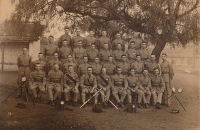 Os sinalizadores de batalhão do primeiro batalhão, o Queens possuem o Regimento Oeste Real de Kent. Poona, In de Unbekannt