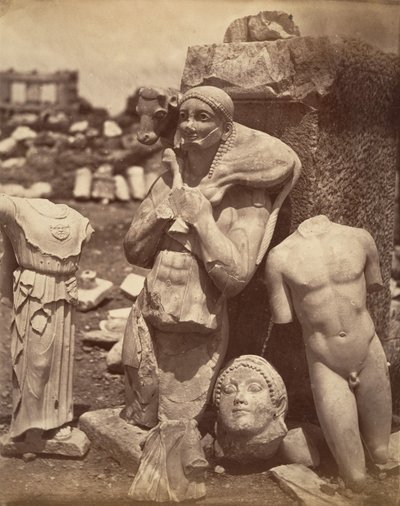 O bezerro e o menino Kritios logo após a exumação na Acrópole, Danse..., ca. 1865. de Unbekannt