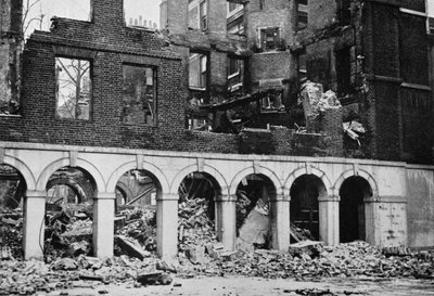 Os claustros no templo depois de terem sido destruídos pelo fogo, 1941 de Unbekannt