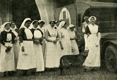 A Duquesa de Westminster com enfermeiras, Le Touquet, Primeira Guerra Mundial, 1914, c1920. de Unbekannt