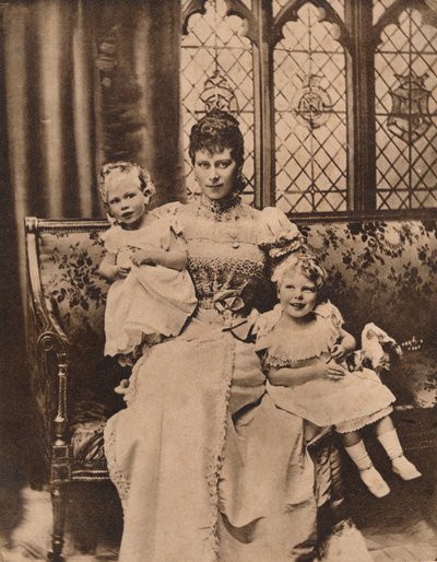 A duquesa de York com seus dois filhos, príncipes Edward e Albert, c1897 1935 de Unbekannt