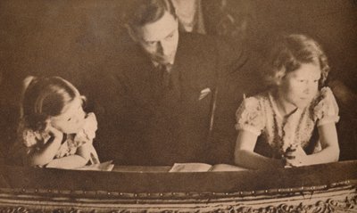 O duque de York e as princesas Elizabeth e Margaret na pantomima, 6 de fevereiro de 1935. de Unbekannt