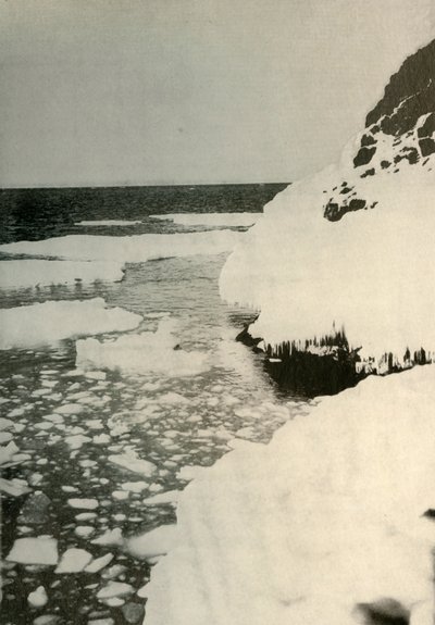 O primeiro local de desembarque, mostrando o gelo da baía saindo e se afastando para o norte, 1908, 1909 de Unbekannt