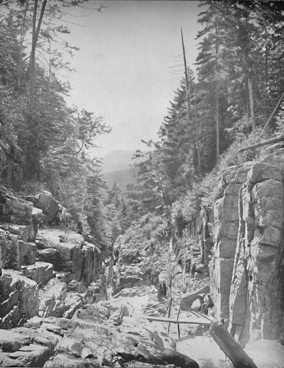 O canal, montanhas brancas de Franconia, NH, c1897. de Unbekannt