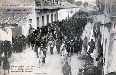 A Legião Estrangeira Francesa desfilando pelas ruas de Sidi Bel Abbes, Argélia, 1906 de Unbekannt