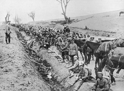 O avanço alemão pela Galiza: um acampamento de tropas na beira da estrada, 1915 de Unbekannt