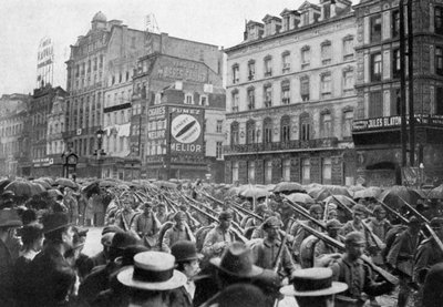 O exército alemão marchando por Bruxelas, Primeira Guerra Mundial, c1914 1920 de Unbekannt