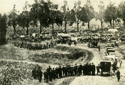 Os alemães prendem civis em Visé, na Bélgica, agosto de 1914, c1920. de Unbekannt