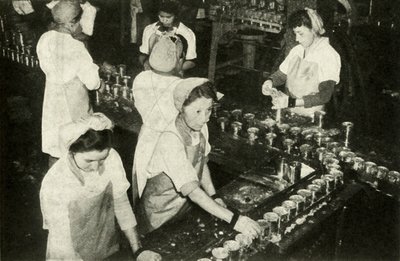 The Great Salmon Industry - Meninas indianas que trabalham no departamento de conservas, c1948. de Unbekannt