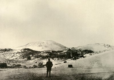 A cabana, com o Monte Erebus ao fundo, no outono de 1908, 1909. de Unbekannt