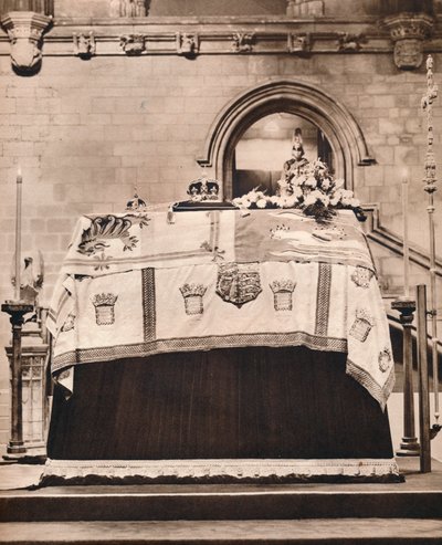 A coroa imperial, a esfera e o cetro no caixão do rei Georges em Westminster Hall, 1936 de Unbekannt