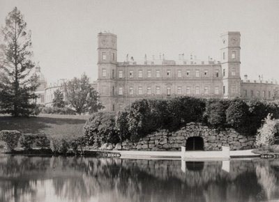 A fachada principal do palácio em Gatchina, década de 1870 a 1880 de Unbekannt