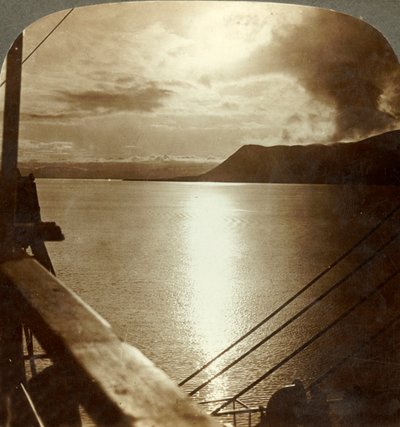 O sol da meia-noite em julho sobre falésias de Spitzbergen e Oceano Ártico, c1905. de Unbekannt