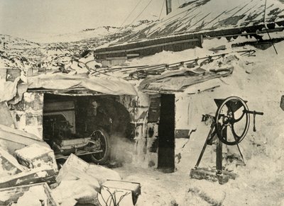 O automóvel na garagem e o triturador de milho à direita, c1908, 1909. de Unbekannt