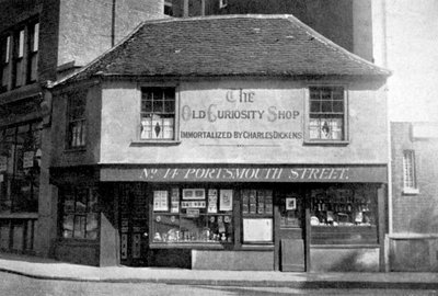A antiga loja de curiosidades, 13 Portsmouth Street, Kingsway, Londres, c1920 de Unbekannt