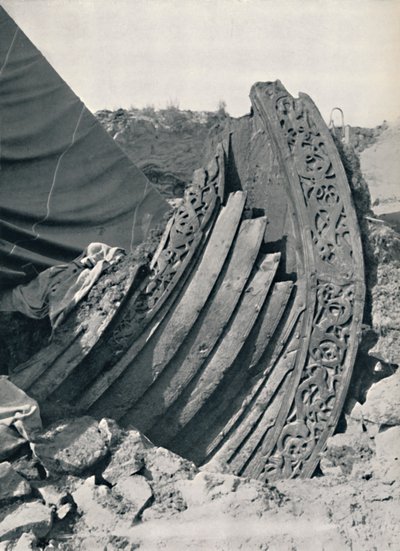 O navio Oseberg no monte, mostrando a escultura na haste e trilhos, 1935 de Unbekannt