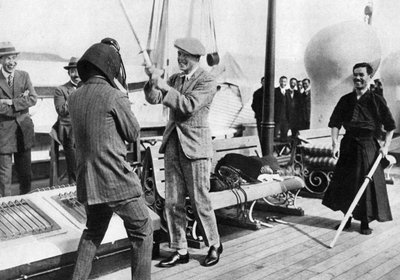 O Príncipe de Gales testando um capacete de esgrima japonês, Japão, 1922 de Unbekannt