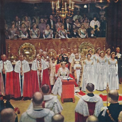 A rainha, após sua entrada na igreja da abadia de Westminster, está sentada em sua cadeira de estado, de Unbekannt