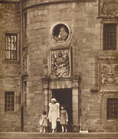 A rainha em sua antiga casa, Glamis Castle, c1936 1937 de Unbekannt