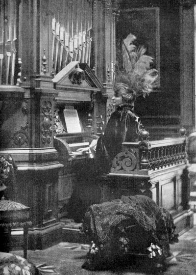 A rainha da Romênia tocando o órgão, 1904 de Unbekannt