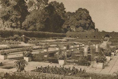 O silêncio do jardim holandês no Palácio de Kensington, guardado por portões fechados, c1935. de Unbekannt